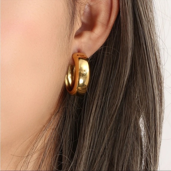 NEW 18K Gold Round Chunky Gold Hoop Earrings - Picture 3 of 9